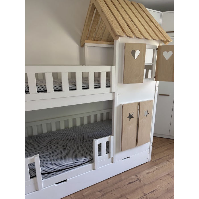 Abenteuerbett mit Treppe und Hausdach für modernes Kinderzimmer